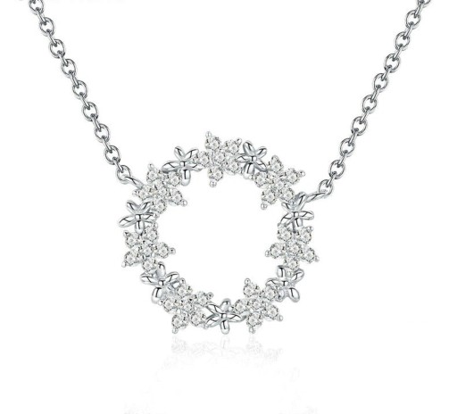 Collar de mujer con círculo floral.