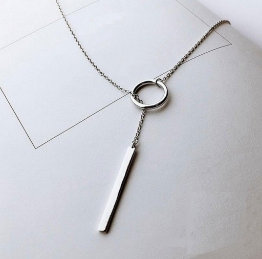 Collar de mujer con círculo y barra.