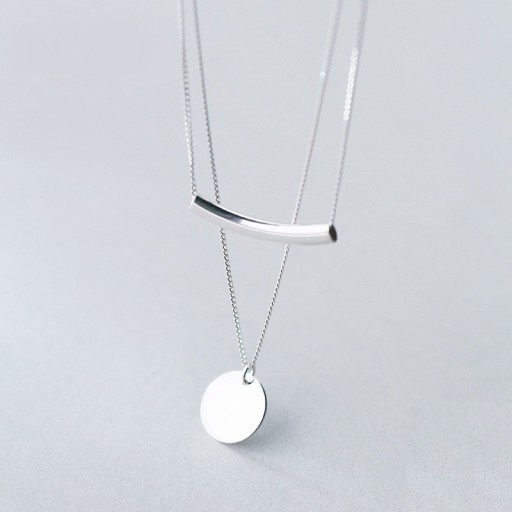 Collar de mujer con circulo y tubo