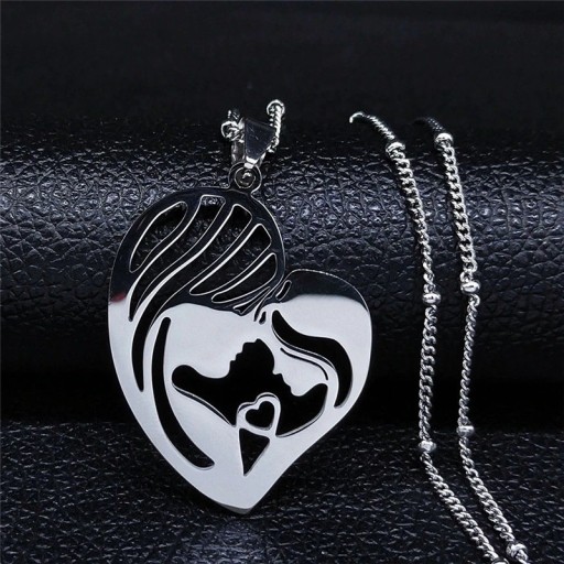 Collar de mujer con colgante familiar