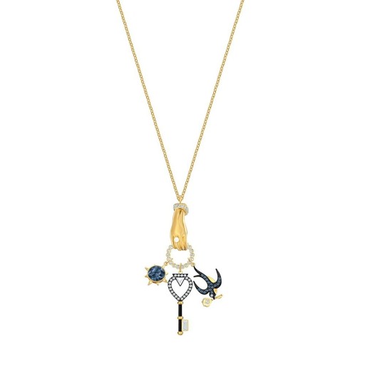 Collar de mujer con mano y colgantes.
