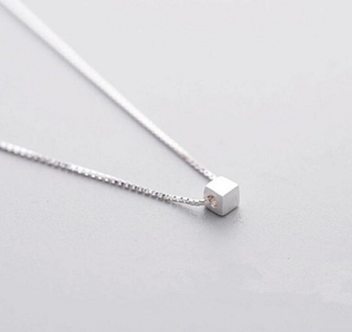 Collar de mujer con un cubo