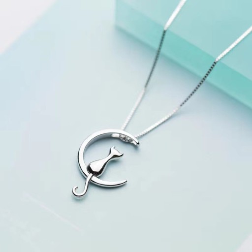 Collar de mujer gato en la luna