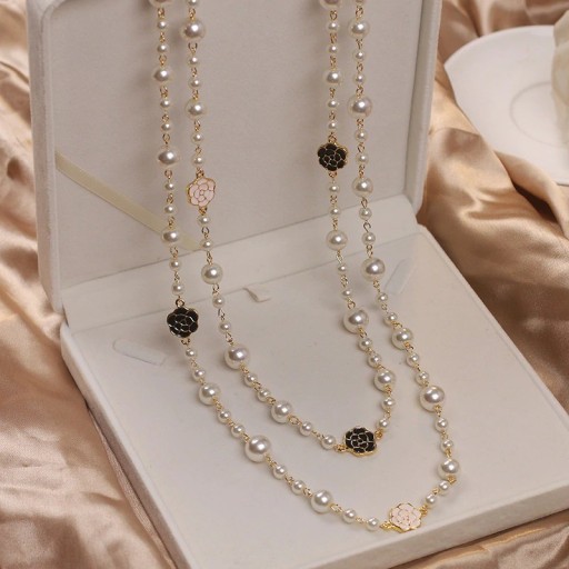 Collar largo de mujer con rosas