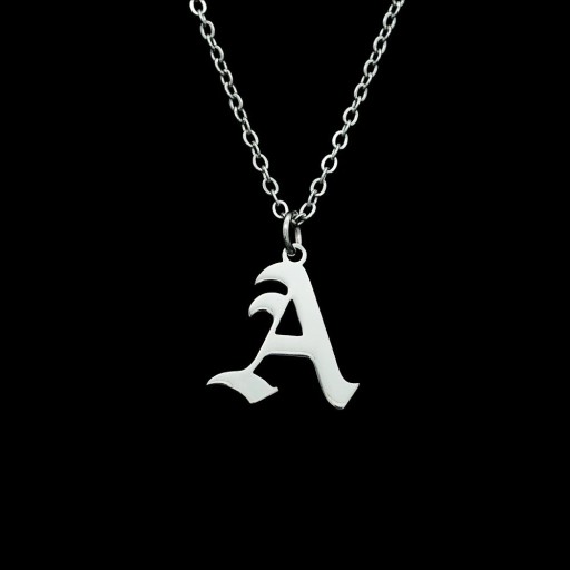 Collier avec lettre de l'alphabet D315