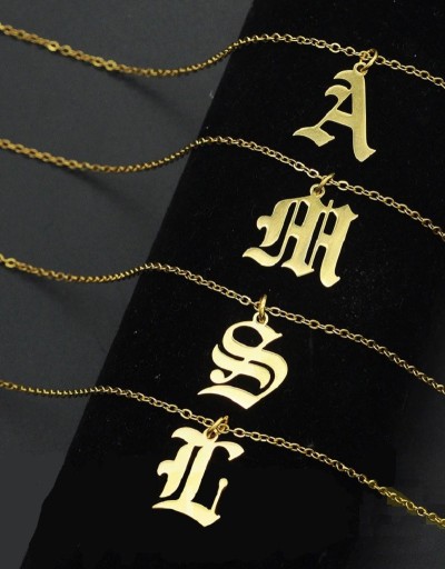 Collier avec lettre de l'alphabet D315