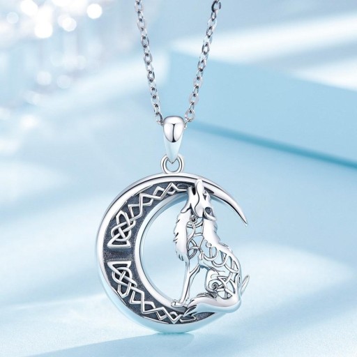Collier avec un loup D707