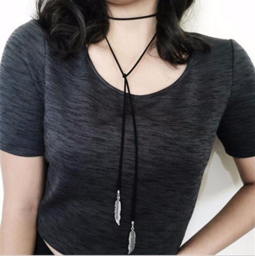 Collier choker long avec plume