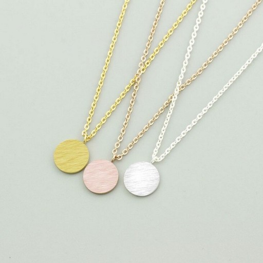 Collier féminin avec pendentif rond
