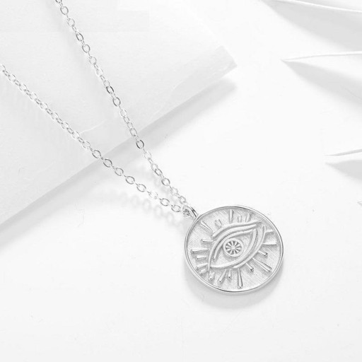 Collier féminin avec un œil dans un cercle