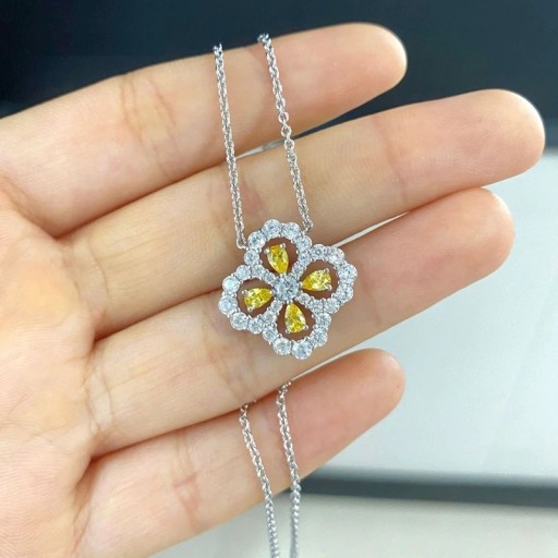 Collier féminin avec un trèfle D786