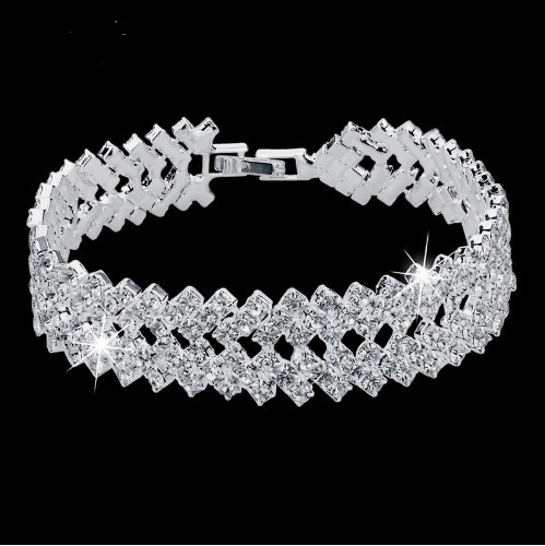 Collier féminin en argenté à la mode