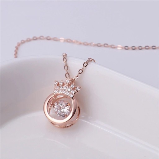 Collier femme avec pendentif couronne
