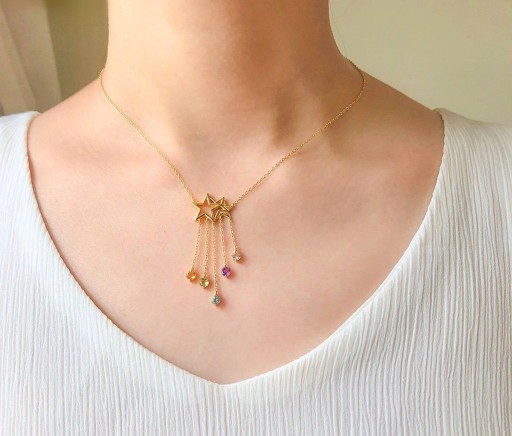 Collier pour femme avec étoile et pierres