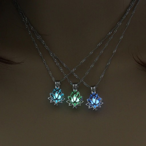 Collier pour femme avec lotus lumineux