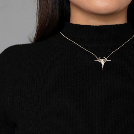 Collier pour femme avec manteau