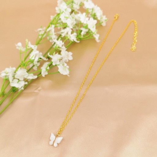 Collier pour femme avec papillon