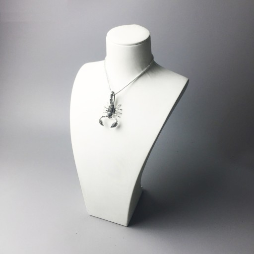 Collier pour femme avec scorpion