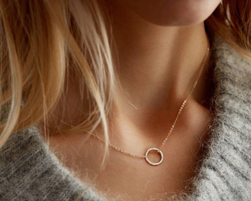 Collier pour femme avec un cercle D233
