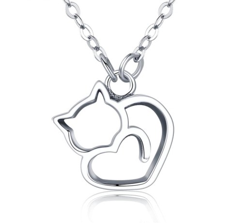 Collier pour femme avec un chat dans un cœur