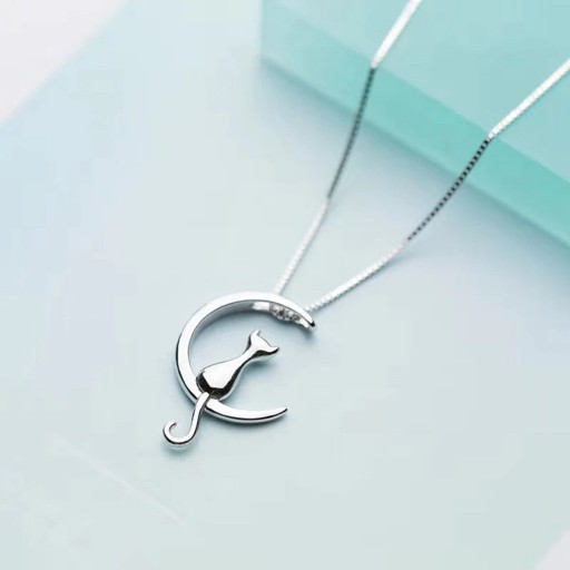 Collier pour femme avec un chat sur un croissant de lune