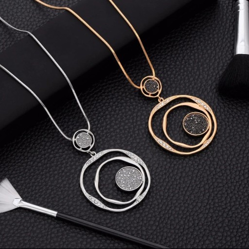 Collier pour femme avec un grand pendentif