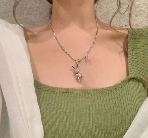 Collier pour femme avec un lapin