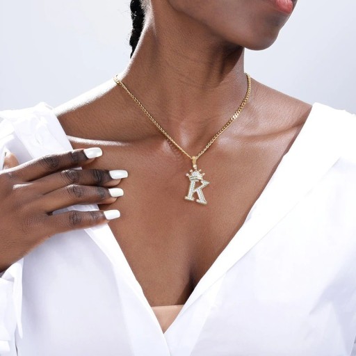 Collier pour femme lettre avec couronne