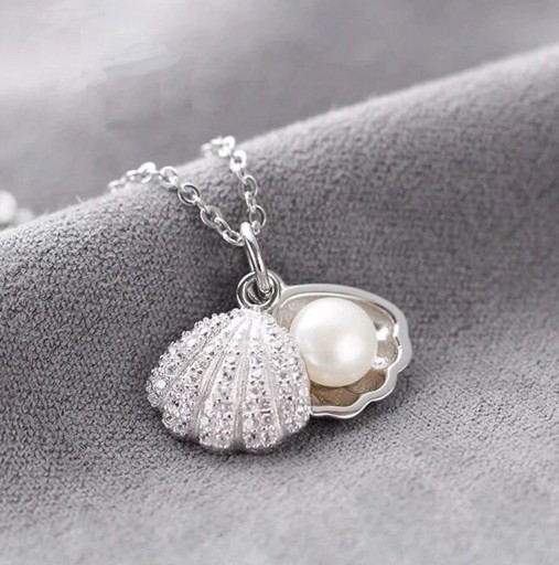 Collier pour femme perle dans une coquille