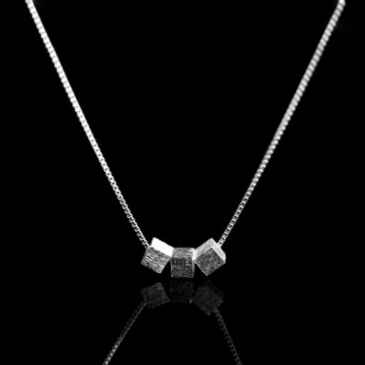 Collier pour femmes avec des cubes