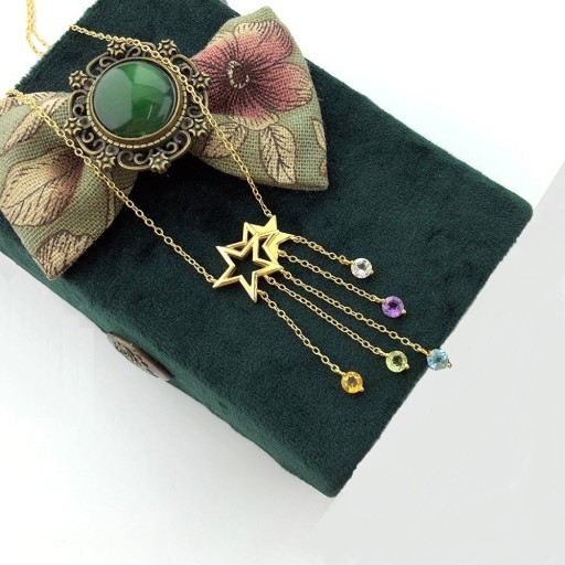 Collier pour femmes avec des étoiles