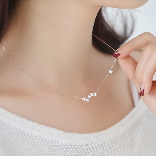 Collier pour femmes avec des étoiles