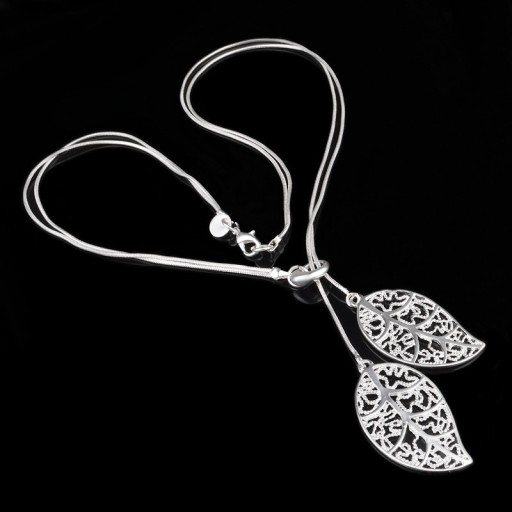 Collier pour femmes avec des feuilles