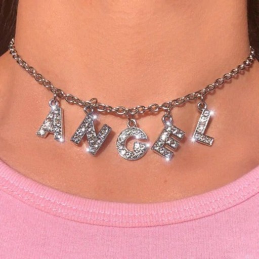 Collier pour femmes avec des lettres