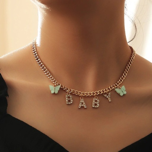 Collier pour femmes avec inscription et papillons