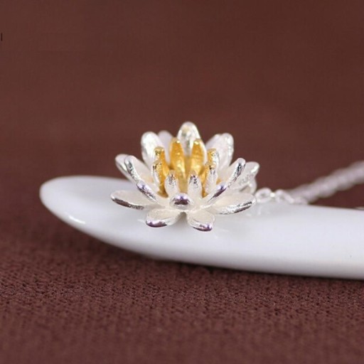 Collier pour femmes avec lotus