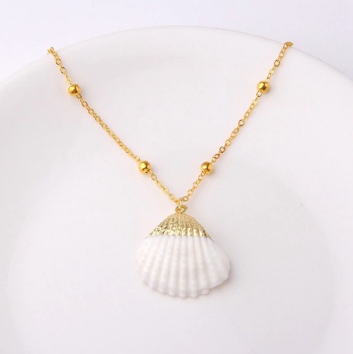 Collier pour femmes avec perles et coquillage