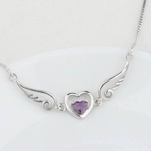 Collier pour femmes avec un cœur ailé J85