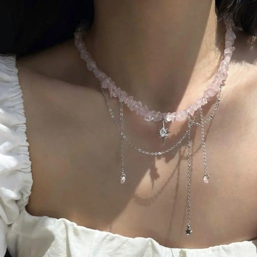 Collier rose transparent en pierres irrégulières au look naturel, chaînes superposées avec étoile et détails suspendus