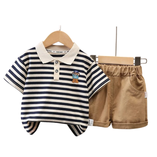 Compleu băiețesc cu tricou polo cu dungi alb-negru și pantaloni scurți maro cu elastic și buzunare