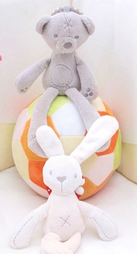 Coniglio e orsetto appesi per bambini