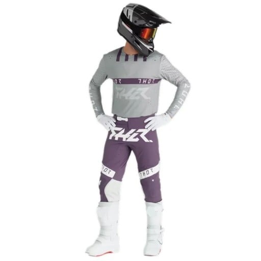 Conjunto de Motocross Masculino Thor – t-shirt cinza de manga longa e calças roxas em poliéster e nylon, para motocross e enduro