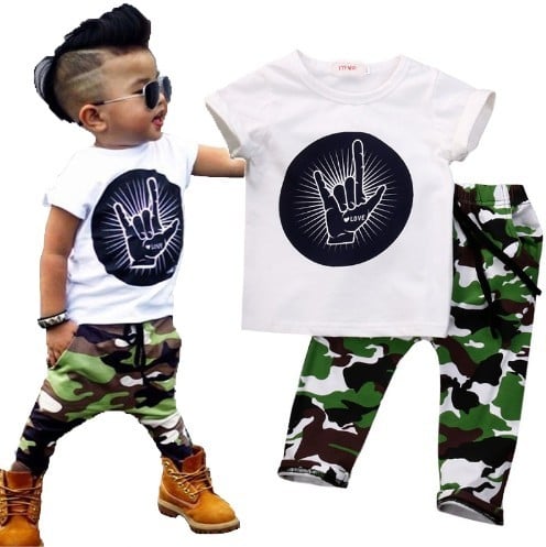 Conjunto de raparigo - t-shirt e calças com padrão militar