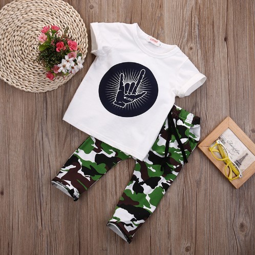 Conjunto de rapazes - t-shirt e calças com padrão militar