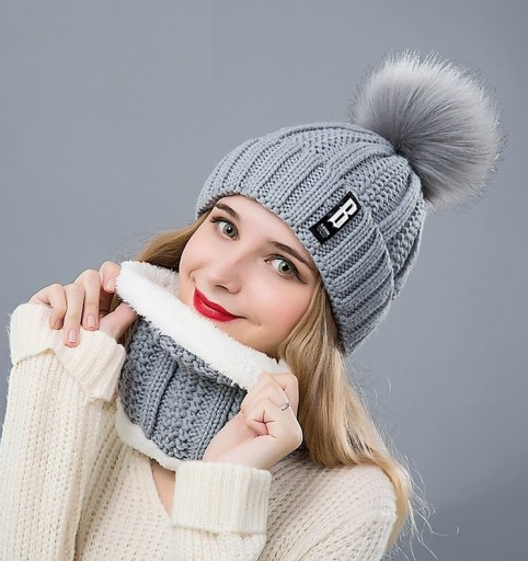 Conjunto feminino de gorro e cachecol tricotado