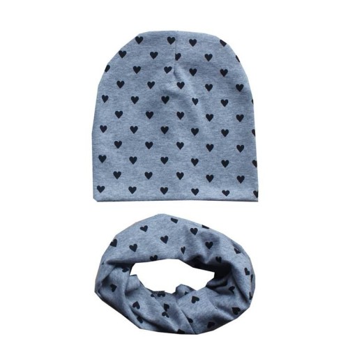 Conjunto infantil de gorro y pañuelo con corazones