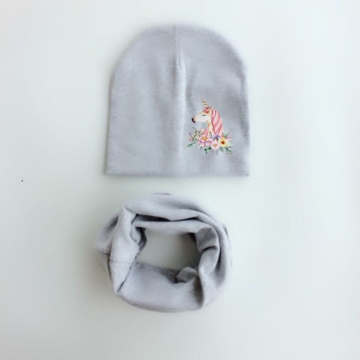 Conjunto infantil de gorro y pañuelo con unicornio