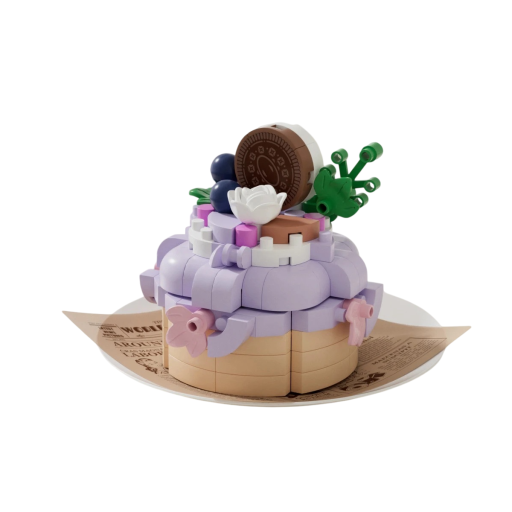 Construcție 5,5 x 3,5 x 4,5 cm a unui tort în nuanțe pastelate de violet și bej. Puzzle cu decorațiuni, biscuiți, afine și flori