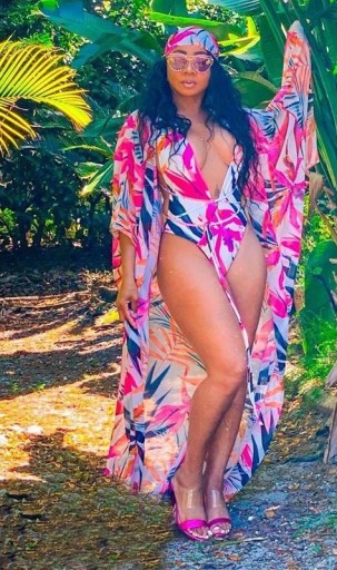 Costum de baie, cuvertură de pat și eșarfă pentru femei