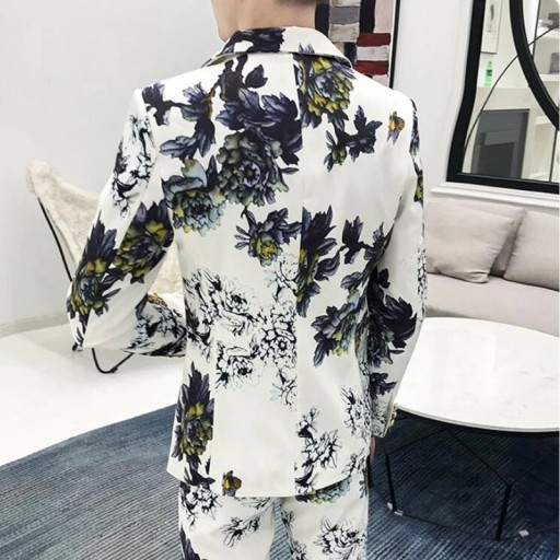 Costume pour hommes avec des fleurs
